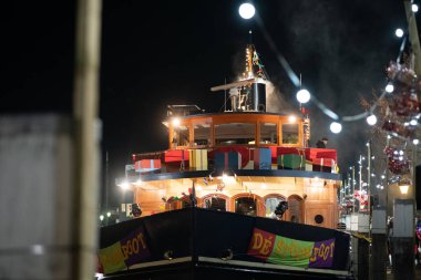 Bir limanın rıhtımında ahşap panelli, şenlikli, klasik buhar gemisi.