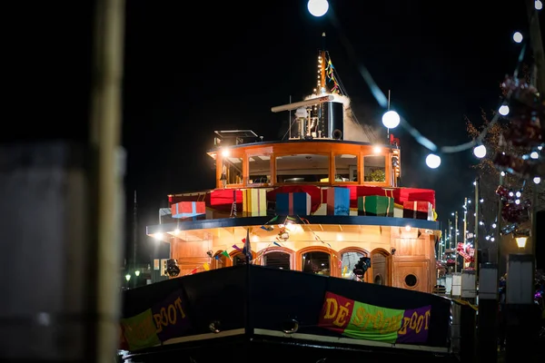 A chegada do barco vintage de santo nicolas no harbo — Fotografia de Stock