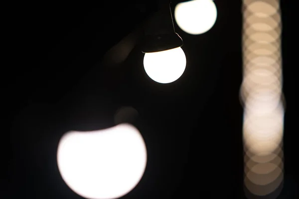 Glühbirnen hängen an Schaukel, Beleuchtung Dekor — Stockfoto
