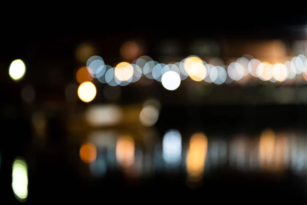 Buntes Bokeh-Licht, das sich im Wasser eines Hafens spiegelt — Stockfoto