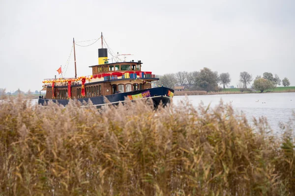 Hollanda nehrinde seyahat eden klasik görünümlü buharlı gemi. — Stok fotoğraf