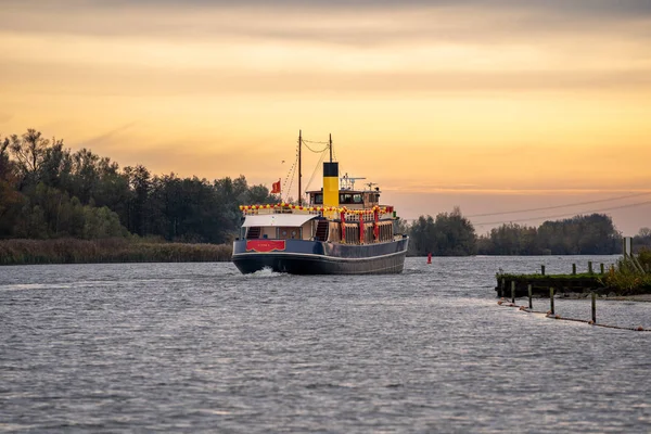 Navio a vapor clássico viajando no rio holandês — Fotografia de Stock
