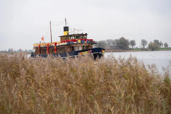 Hollanda nehrinde seyahat eden klasik görünümlü buharlı gemi. — Stok fotoğraf