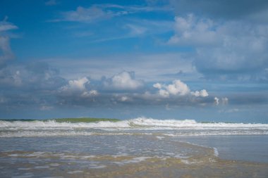 Hollanda kıyılarına beyaz köpükle su sıçratan dalgalar 