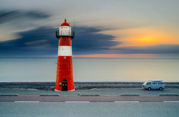 オランダ ゼーラント州のWestkapelleの海の堤防に沿った小さなヴィンテージ灯台 — ストック写真