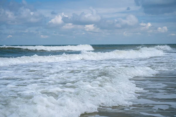 Vagues éclaboussantes sur la côte néerlandaise avec de la mousse blanche — Photo