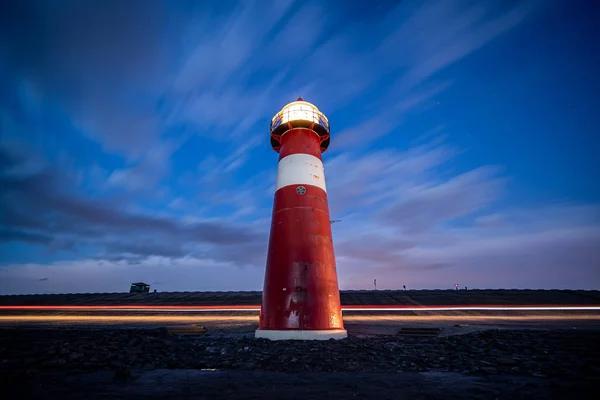 Alacakaranlık 'a karşı geleneksel kırmızı ve beyaz renkli deniz feneri. — Stok fotoğraf