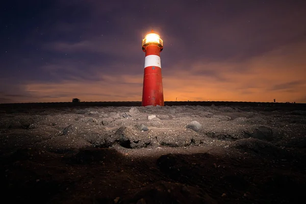 黄昏时分传统的红白相间的灯塔 — 图库照片