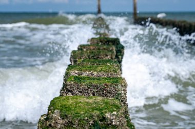 Kapatın plaj direklerini. Deniz kıyısına su sıçrattı.