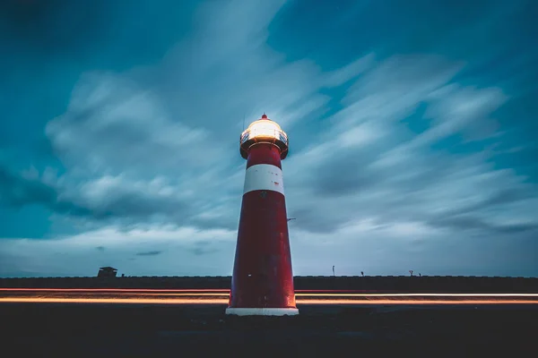 薄明かりに対する伝統的な赤と白の灯台 — ストック写真