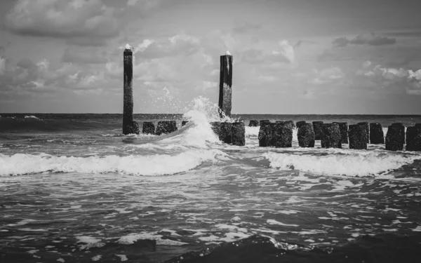 Salpicando las olas del Mar del Norte en los rompeolas de madera de th —  Fotos de Stock