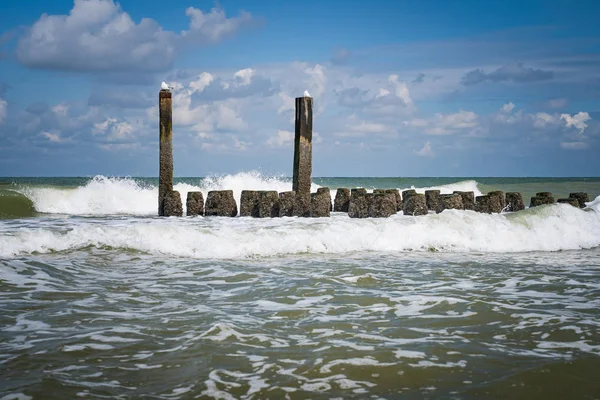 北海在海上木制防波堤上飞溅的浪花 — 图库照片
