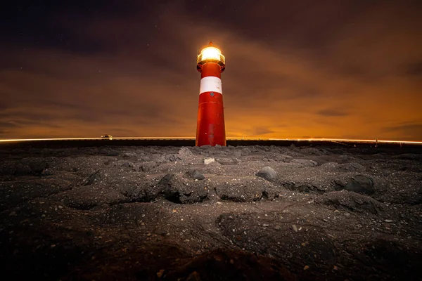 Traditioneller rot-weißer Leuchtturm gegen die Dämmerung al — Stockfoto