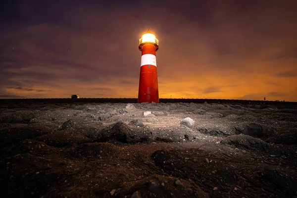 Alacakaranlık 'a karşı geleneksel kırmızı ve beyaz renkli deniz feneri. — Stok fotoğraf