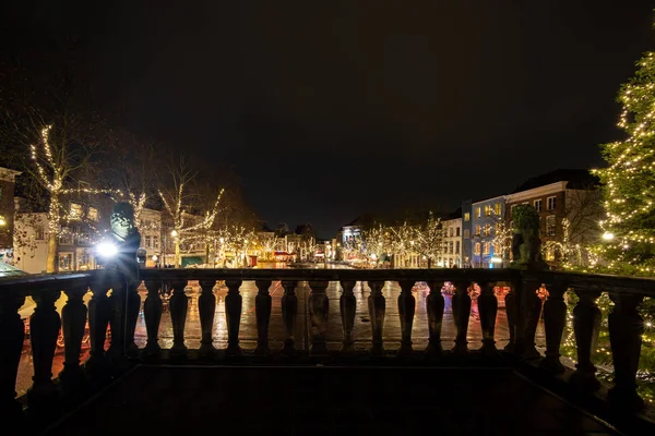 Вид с исторического памятника "waag" над освещенным городом — стоковое фото