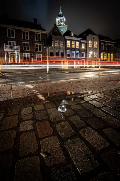 Улицы и светофоры ночью в городе Девент — стоковое фото