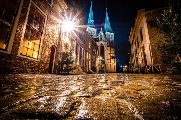 Vista da cidade medieval com torre gêmea 'bergkerk' no 'bergkwa — Fotografia de Stock