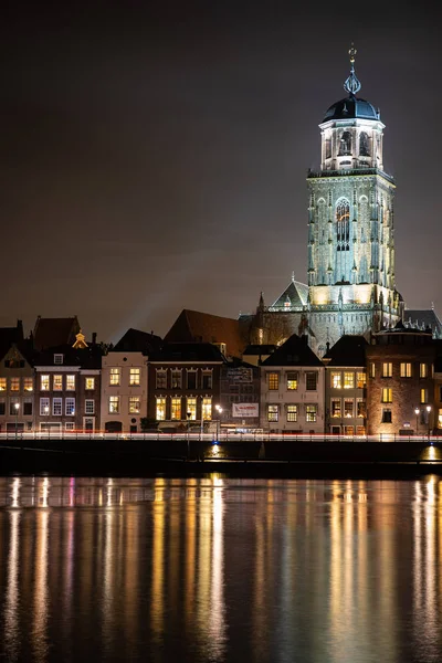 Девентер, Нидерланды, Голландский город ночью, Оверэйссел — стоковое фото