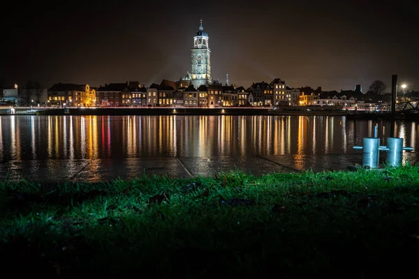 Deventer, Hollandia, holland város éjszaka, Overijssel — Stock Fotó