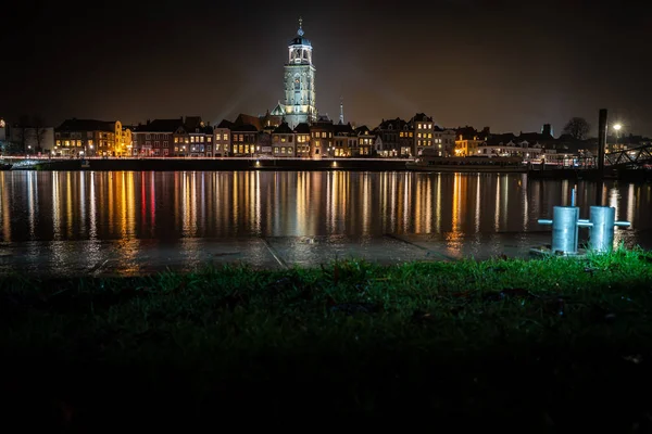 Deventer, Nizozemsko, nizozemské město v noci, Overijssel — Stock fotografie