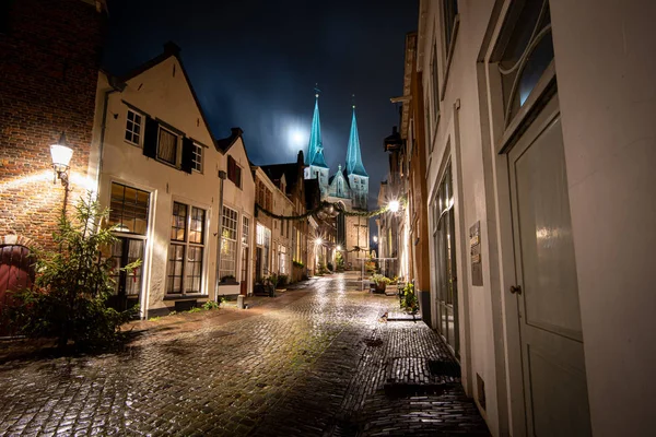 Vista de la ciudad medieval con torre gemela 'bergkerk' en el 'bergkwa — Foto de Stock