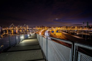 Günbatımından ve yükselen aydan sonra Amsterdam üzerinde gece görüşü