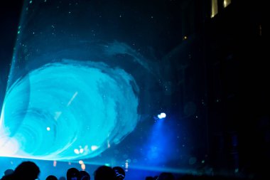 Gece boyunca ziyaretçilerle birlikte konser ışıkları