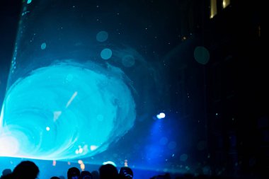 Gece boyunca ziyaretçilerle birlikte konser ışıkları