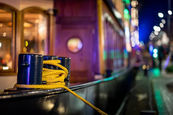 Bollard de um navio no porto com o bokeh de remendos e co — Fotografia de Stock