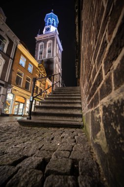 Eski tarihi şehir merkezinde renkli ışıklandırılmış çan kulesi 