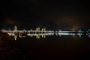 Akşamları Ijssel nehri ve şehir köprüsünü izle.