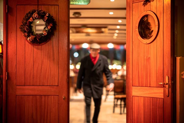 Christmas decoration on the partridge doors of a boat with a din — 스톡 사진