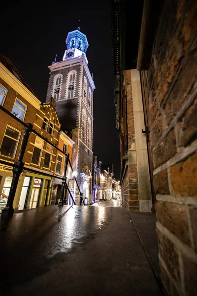 Kleurrijk verlichte klokkentoren in oud historisch centrum (N — Stockfoto