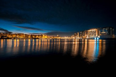 Gün batımında Amsterdam 'ın ufuk çizgisine bak 