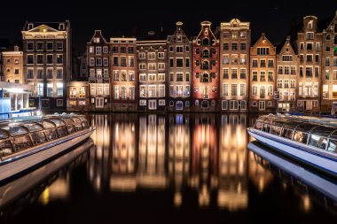 Hollanda, Amsterdam 'da geleneksel eski binalar