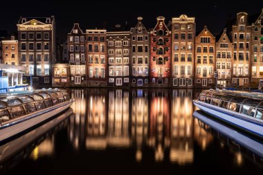 Hollanda, Amsterdam 'da geleneksel eski binalar