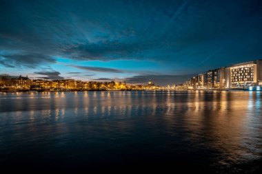 Gün batımından kısa bir süre sonra Amsterdam silüeti (Hollanda)