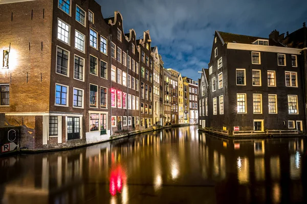 Amsterdam kanalları ve evleri Amsterdam 'ın gece manzarasına karşı