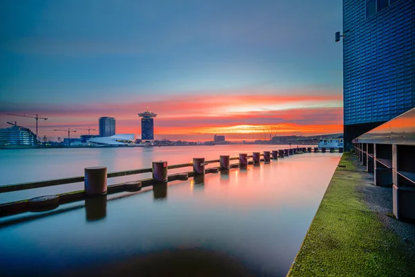 Kilátás az Ij-tóra Amszterdam közelében napkeltekor — Stock Fotó