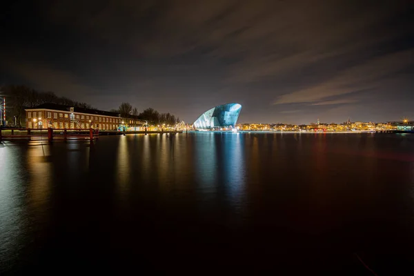 Nemo science museum in het centrum van Amsterdam. Futuristische gebouw een — Stockfoto