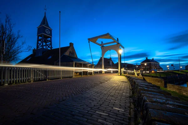 オランダのフリースラント州にある本格的な旧港の町ヒンデレンの夜景 — ストック写真