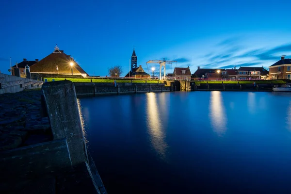 オランダのフリースラント州にある本格的な旧港の町ヒンデレンの夜景 — ストック写真