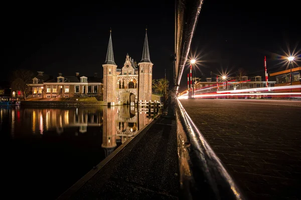 Frizya şehri Sneek 'in tarihi merkezindeki eski şehir su kapısı (Friesland-06-03-2020, Hollanda)