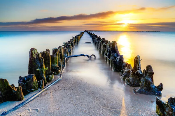 Puesta Sol Sobre Agua Con Vistas Agua Cielos Nublados Fotografía — Foto de Stock