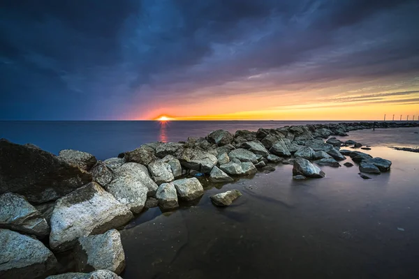 Flevoland Urk Kasabası Yakınlarındaki Ijsselmeer Büyük Kayaların Dalgalanması Büyük Bulutlar — Stok fotoğraf