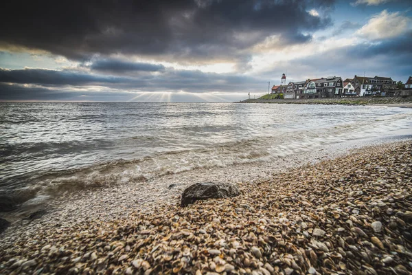 Günbatımı Gökyüzü Deniz Fenerinin Yanında Kayalık Sahilde Ijsselmeer Gölü Nde — Stok fotoğraf