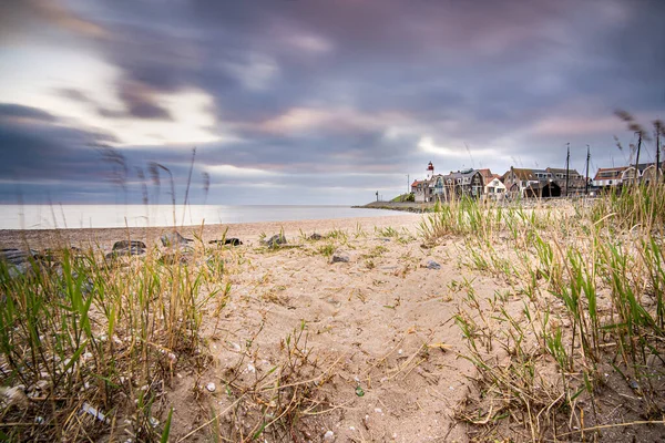 Günbatımı Gökyüzü Deniz Fenerinin Yanında Kayalık Sahilde Ijsselmeer Gölü Nde — Stok fotoğraf