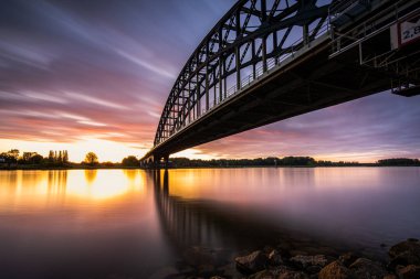 Hollanda 'nın Overijssel kentindeki Zwolle kenti yakınlarındaki eski IJssel brug, gün batımında mimari özellikler