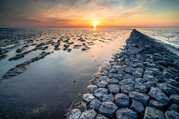 Błoto Płaskie Waddenzee Podczas Odpływu Pod Malowniczym Dramatycznym Niebem Zachodu — Zdjęcie stockowe