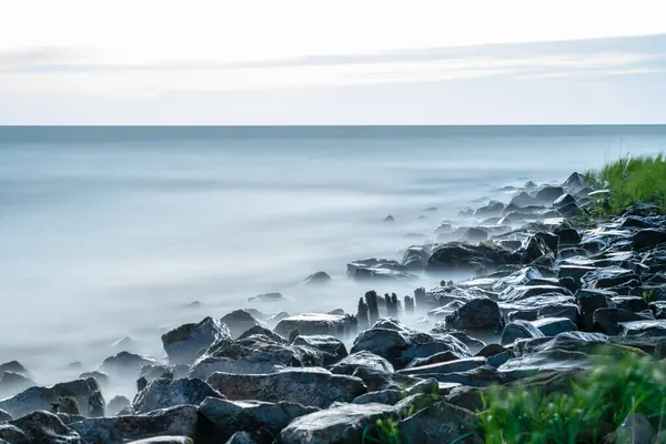Mořské Pobřeží Vlnami Narážejícími Skal Dlouhé Vystavení Rozmazaný Obraz Vody — Stock fotografie